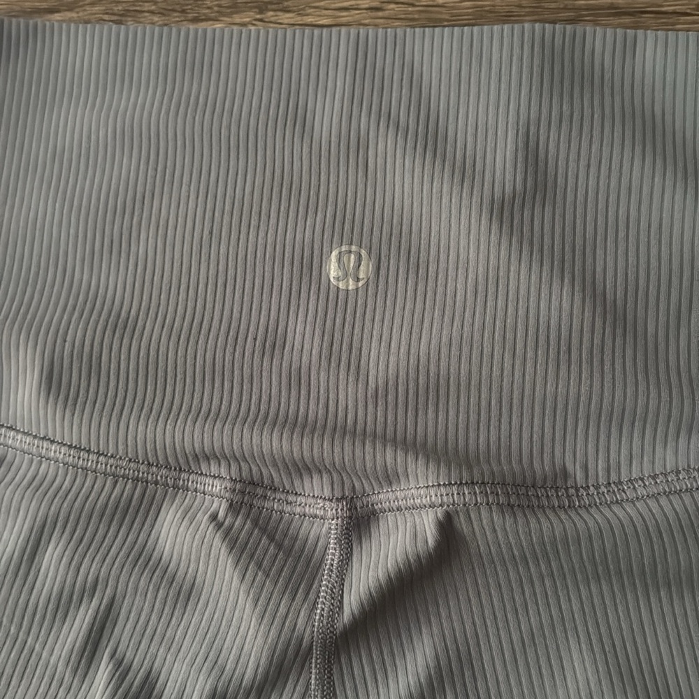 Like new Lululemon Gray High-Waisted Leggings worn once ribbed size 6 new Lulu - Picture 5 of 7
